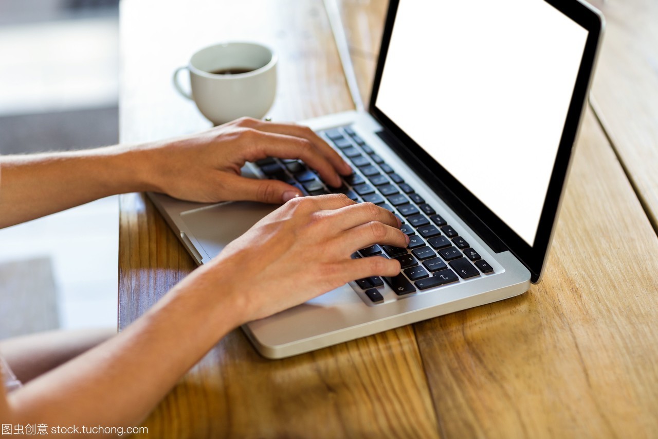 數(shù)字時(shí)代的女性力量 筆記本電腦前的職場女性